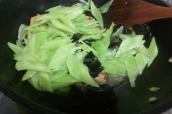肉片木耳青笋的做法图解9