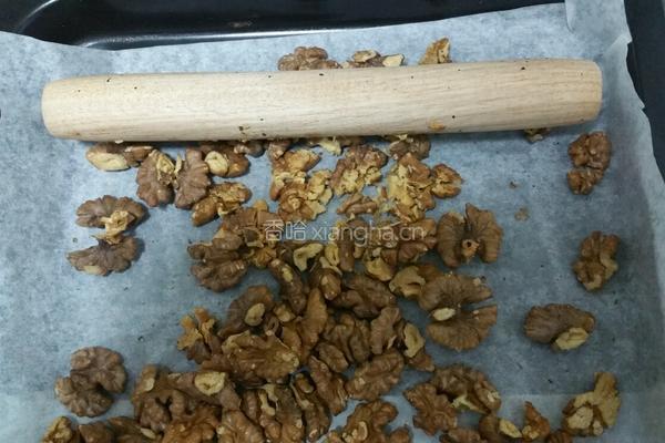 芝麻拌核桃的做法图解3