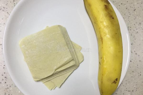 香蕉混沌皮糖果粒的做法图解1