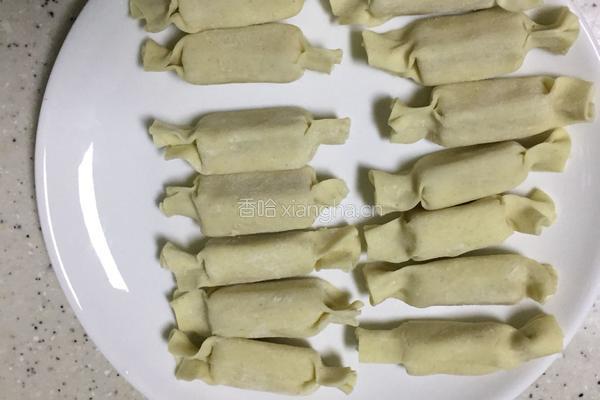 香蕉混沌皮糖果粒的做法图解4