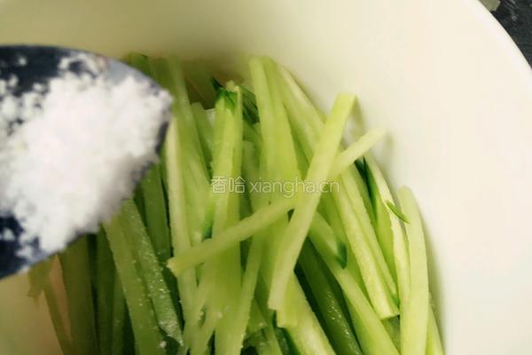 剁椒果仁萝卜丝的做法图解4