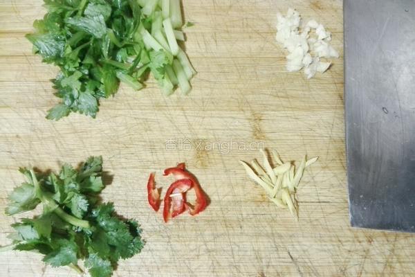 剥皮鱼煮芹菜的做法图解2