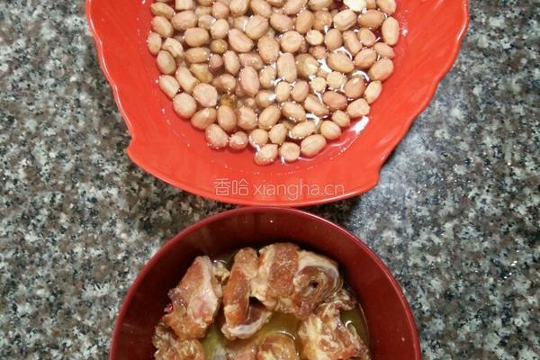 排骨煲花生的做法图解1