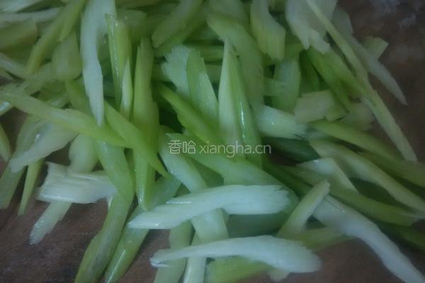 芹菜炒豆干的做法图解1