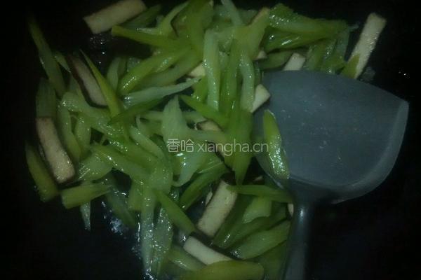 芹菜炒豆干的做法图解7