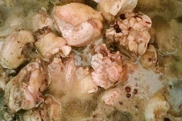 土豆蘑菇炖鸡块的做法图解1