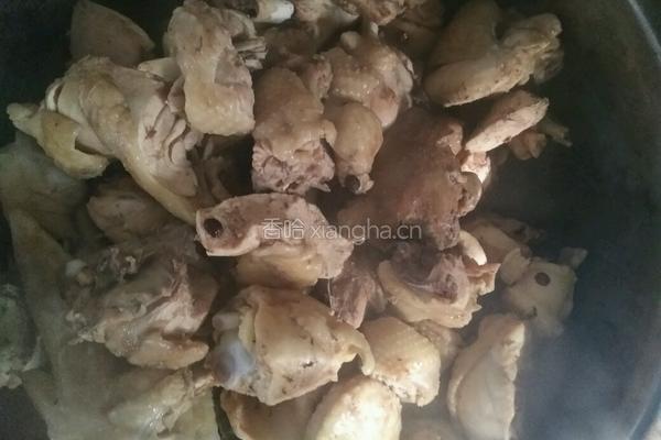 土豆蘑菇炖鸡块的做法图解2