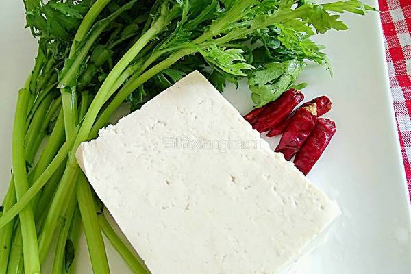 茼蒿豆腐丁的做法图解1