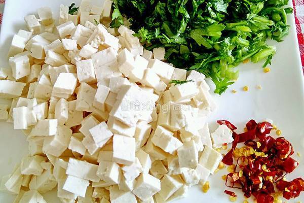 茼蒿豆腐丁的做法图解2