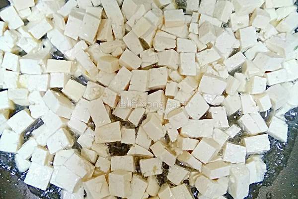 茼蒿豆腐丁的做法图解3