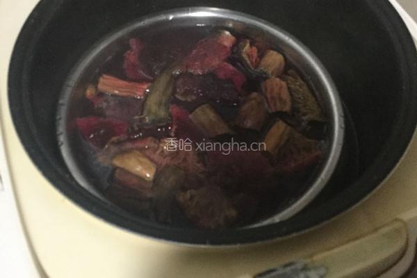 红菇鸭肉汤的做法图解3