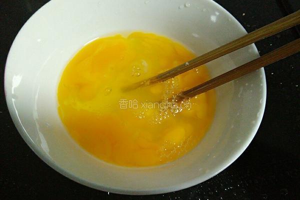 火腿葱花炒鸡蛋的做法图解2