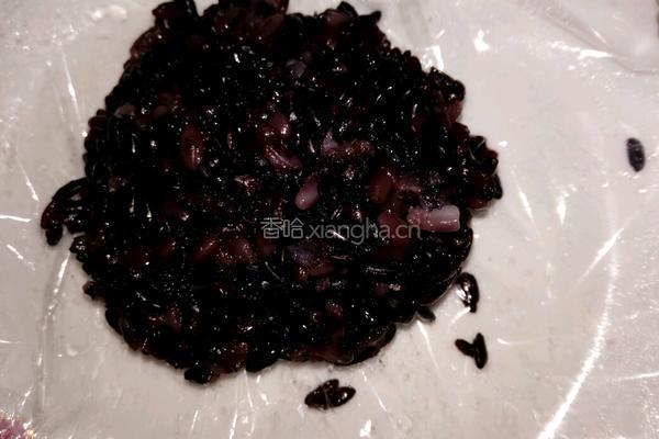 鲜虾黑米饭团的做法图解6