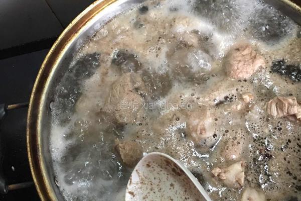 胡萝卜山药大骨头汤的做法图解2