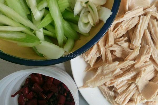 西芹炒腐竹的做法图解1
