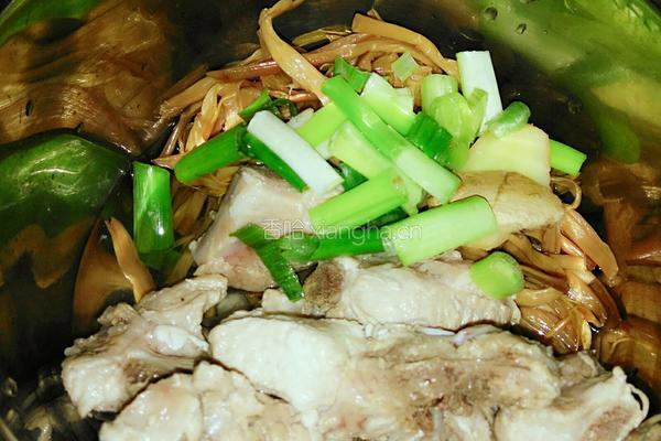 黄花菜煲排骨的做法图解5