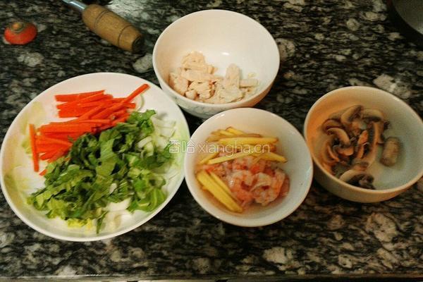 鲜虾鸡肉蘑菇粥的做法图解1