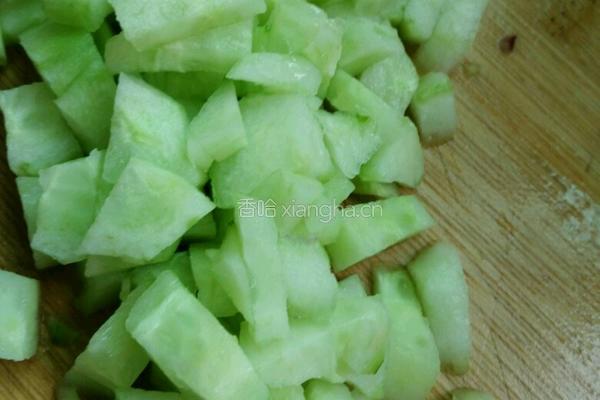 黄瓜玉米炒腊肠的做法图解3