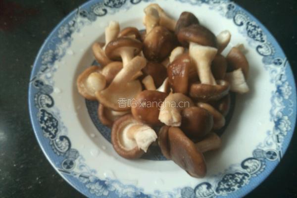 香菇西芹炒油豆腐的做法图解1