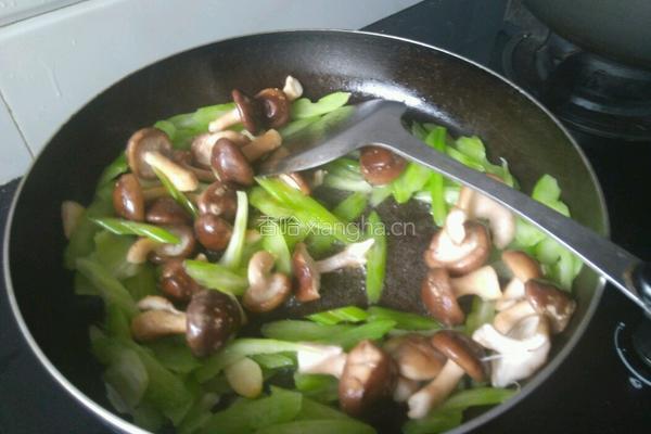 香菇西芹炒油豆腐的做法图解4