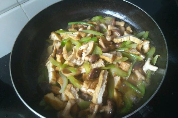 香菇西芹炒油豆腐的做法图解6