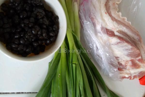 蒜苗豆氏回锅肉的做法图解1