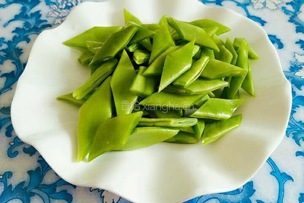 木耳芸豆炒火腿肠的做法图解1
