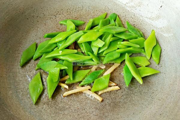木耳芸豆炒火腿肠的做法图解8