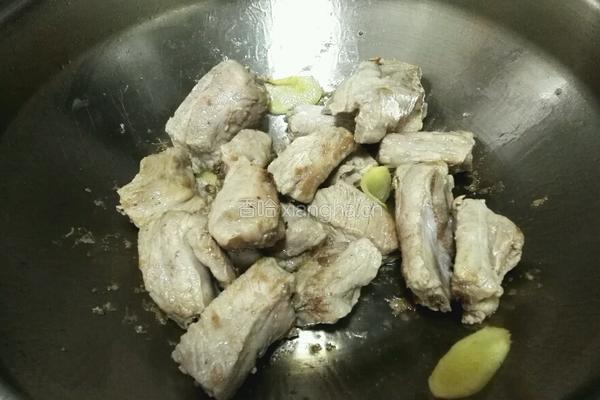 腐乳炖排骨的做法图解7