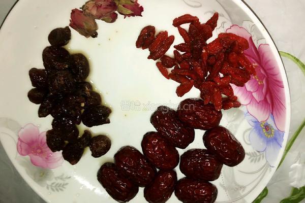 银耳红枣桂圆汤的做法图解1
