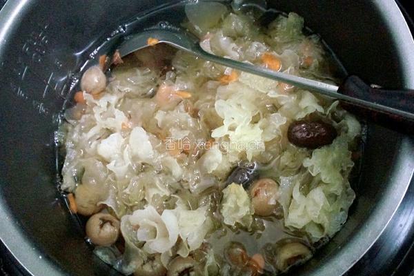 银耳红枣桂圆汤的做法图解7