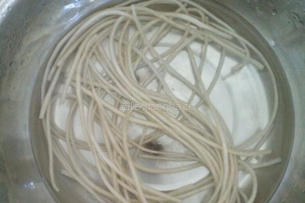 白菜炖粉条的做法图解3