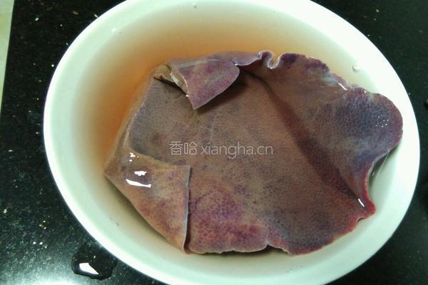 青菜猪肝汤的做法图解1