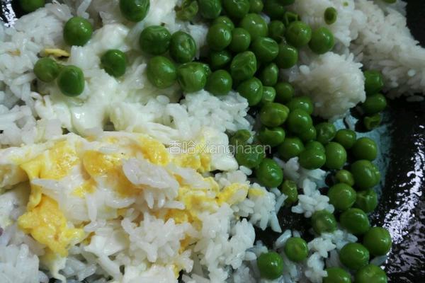 豌豆鸡蛋炒饭的做法图解7