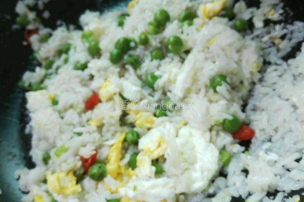 豌豆鸡蛋炒饭的做法图解8