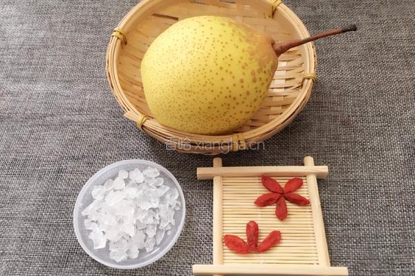 冰糖炖雪梨的做法图解1