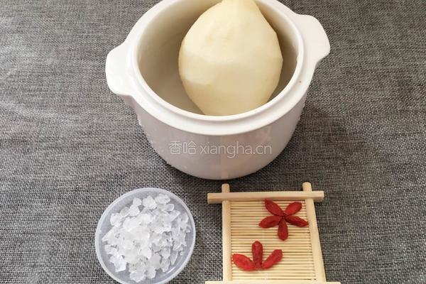 冰糖炖雪梨的做法图解2