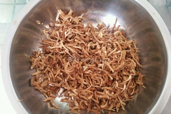 炸素香菇脚饼的做法图解1