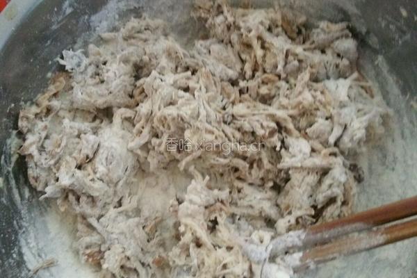 炸素香菇脚饼的做法图解2