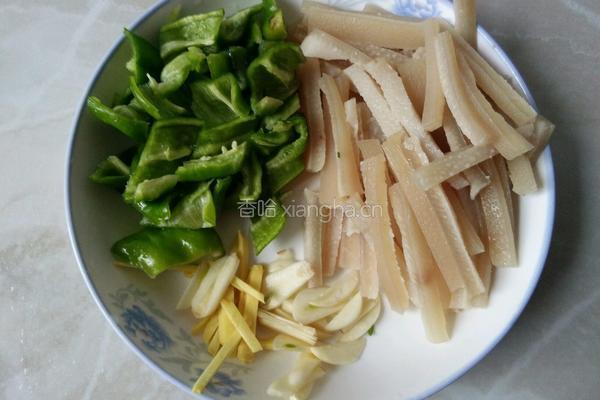 青椒炒肉皮的做法图解3