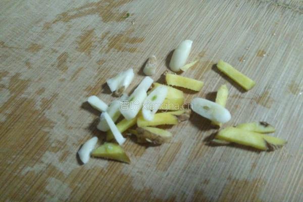 鱼头鱼尾青菜汤的做法图解3