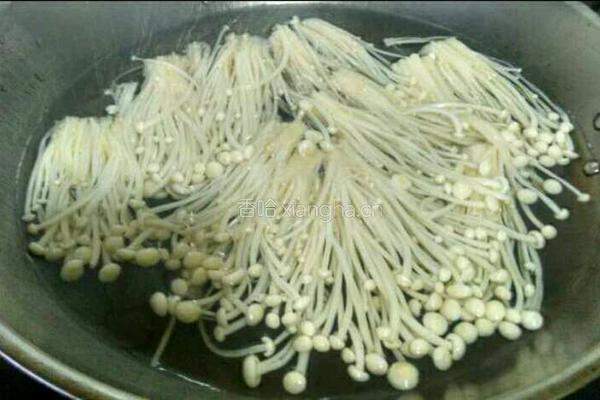 油爆金针菇的做法图解2