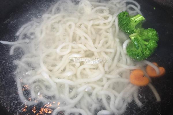 番茄酱三丝炒乌冬面的做法图解4