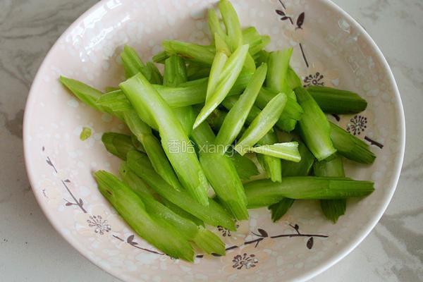 剁椒西芹土豆丝的做法图解4