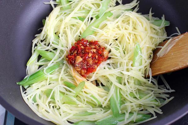 剁椒西芹土豆丝的做法图解7