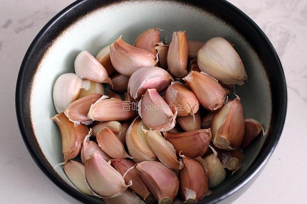 孜然大蒜的做法图解1