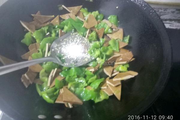 青椒炒香干的做法图解7