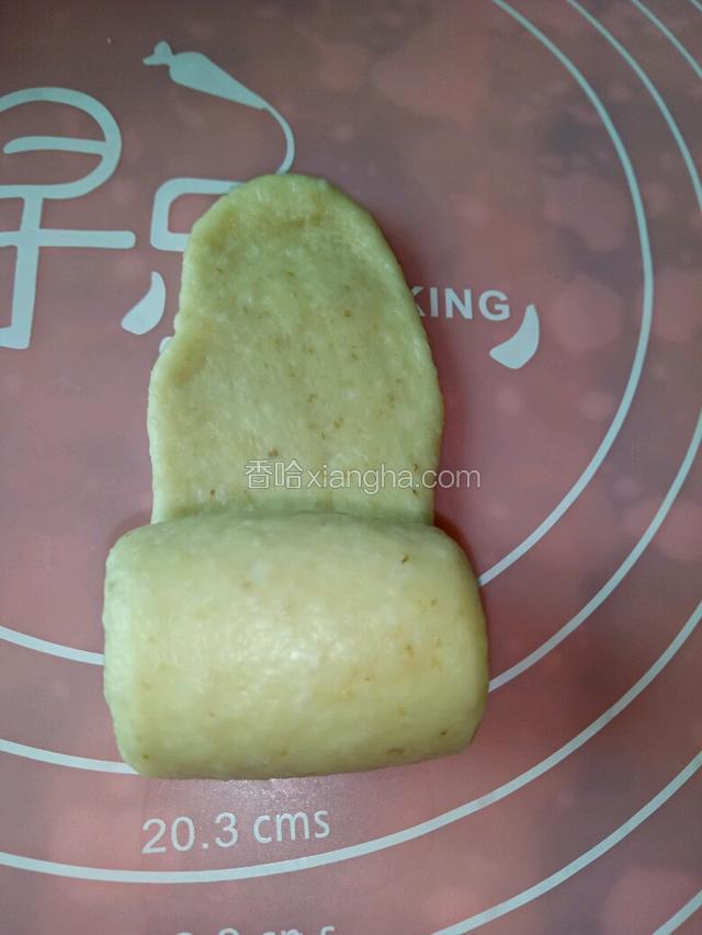 从一头往另一头卷起。