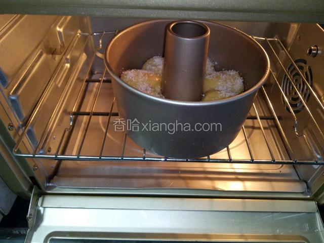 放进已预热的烤箱，上下管160度中层烤20分钟。