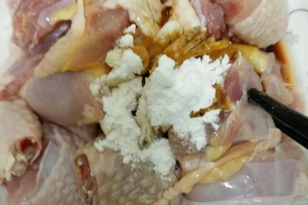 青红辣椒炒鸡腿肉的做法图解1